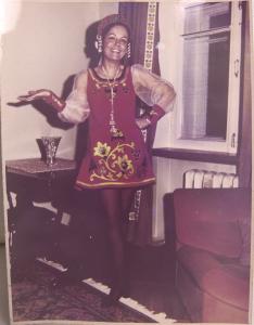 Foto de Heloisa Vilhena em festa à fantasia realizada pela Embaixada brasileira em Moscou. Ela posa para foto vestida com figurino alugado do Balé Bolshoi.